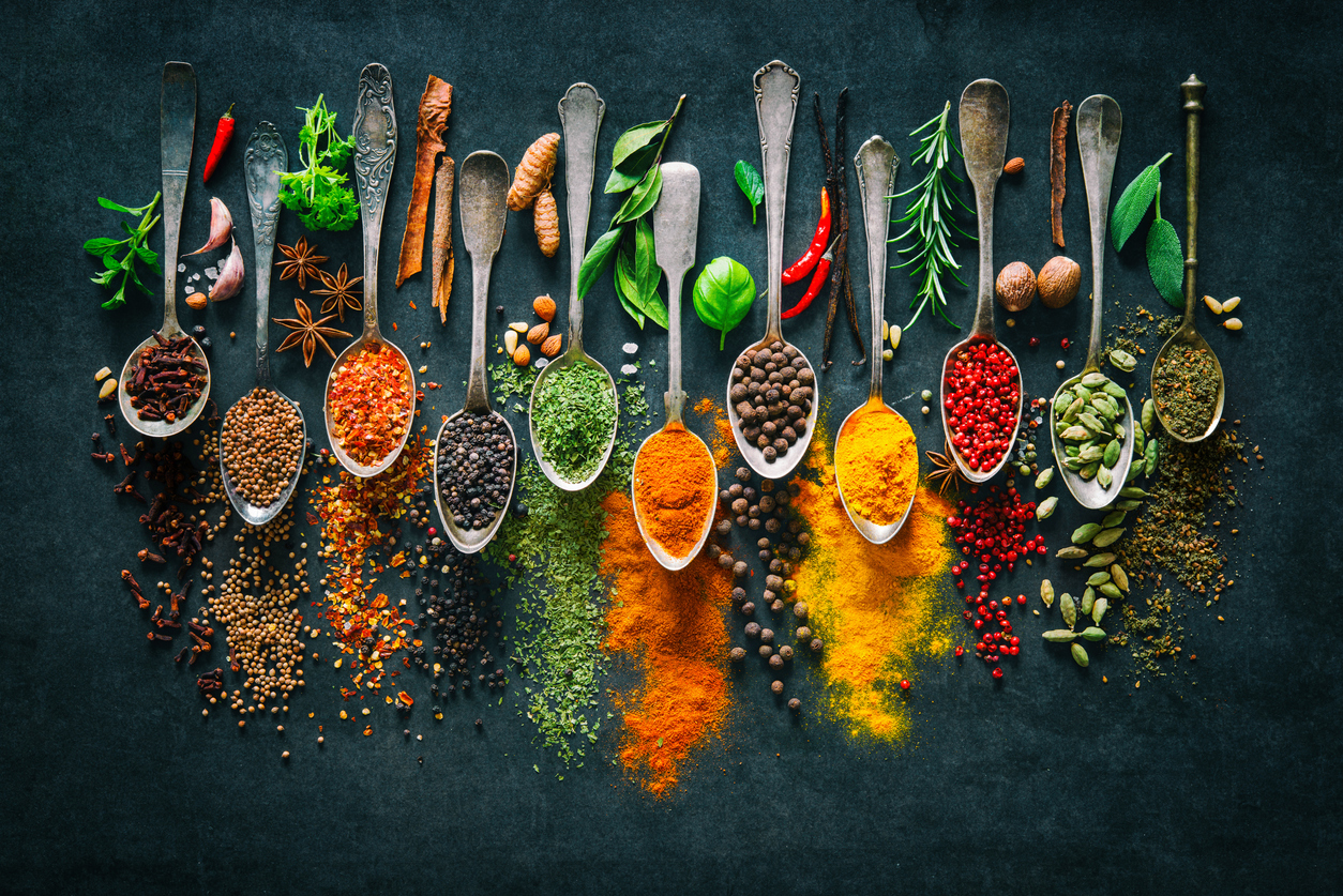 Ground cinnamon, cinnamon sticks and turmeric powder